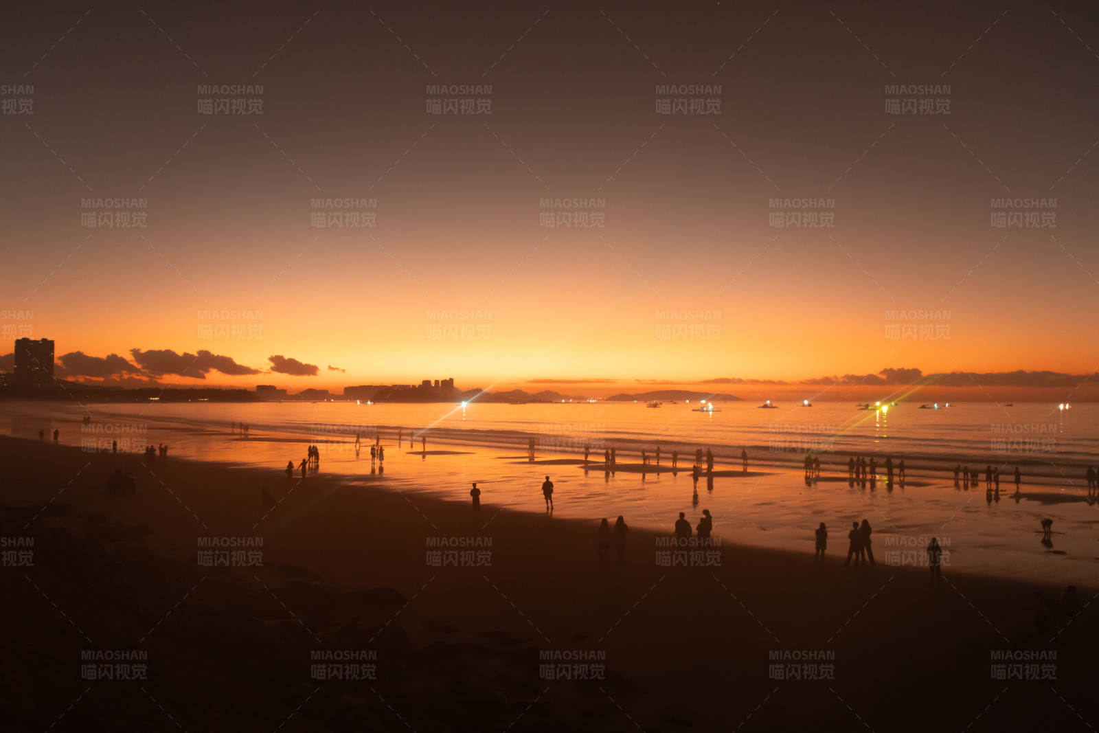 海滩夕阳人影图片