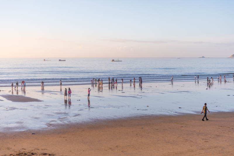 海滩上的日落人群图片