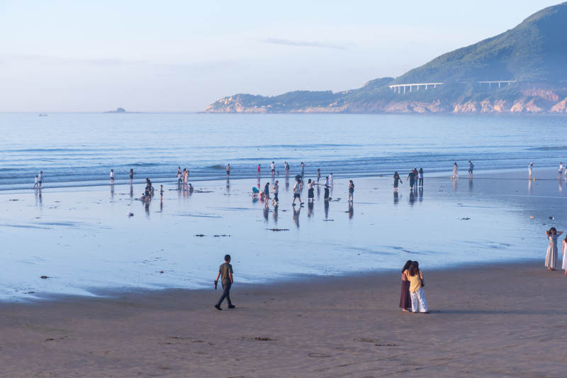 海滩上的游客图片