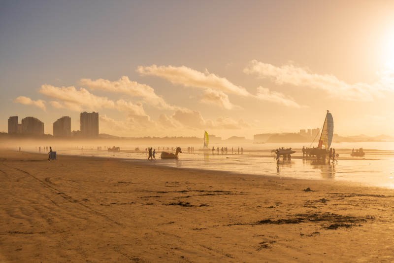 东山岛夕阳下的海滩与帆船图片