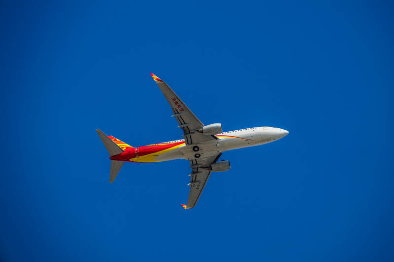 蓝天翱翔的飞机图片