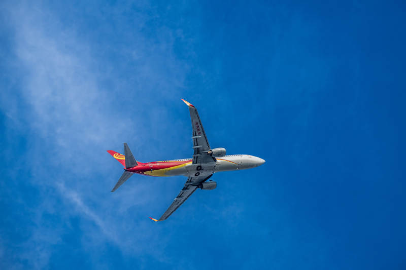 蓝天下的飞机图片