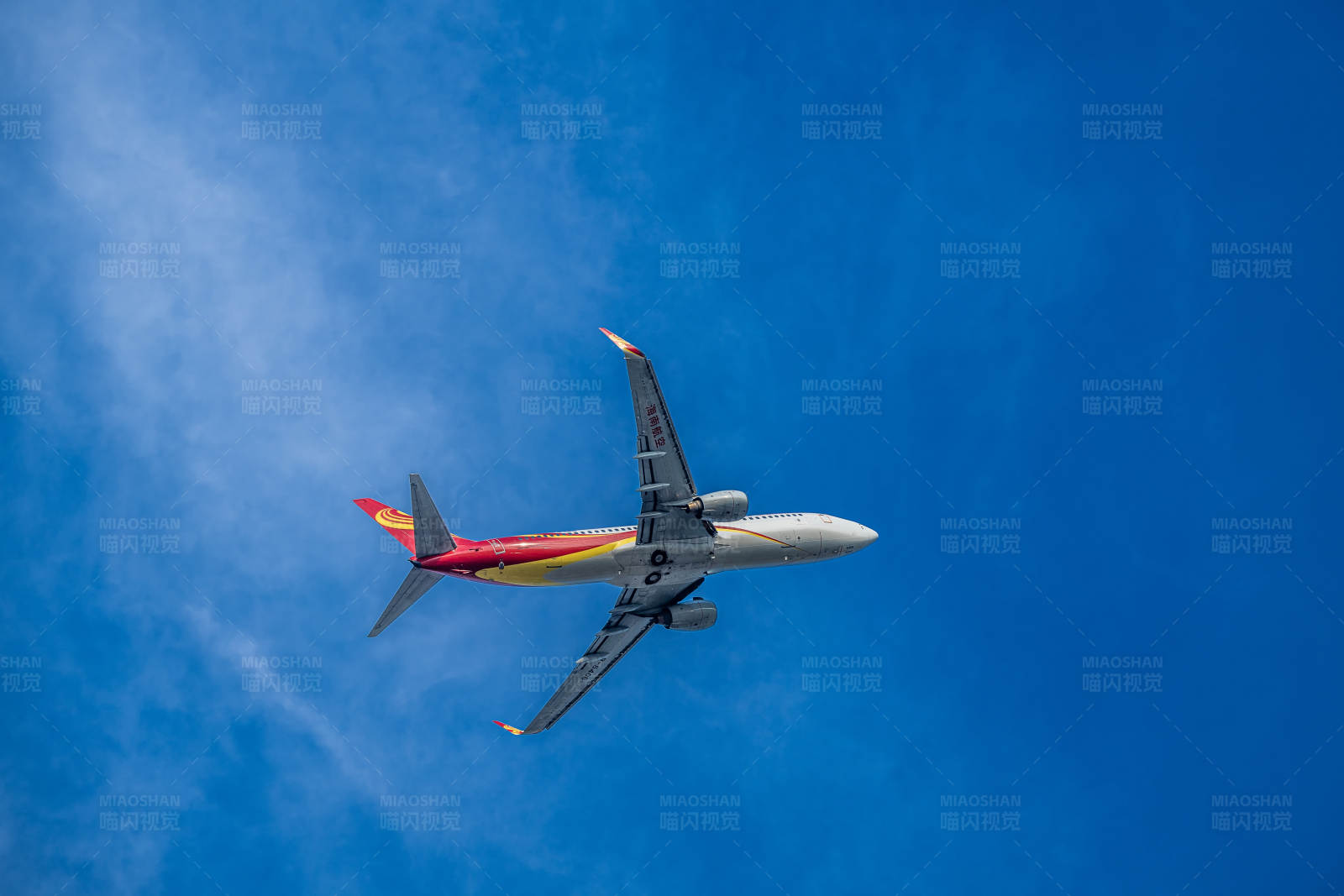 蓝天下的飞机图片