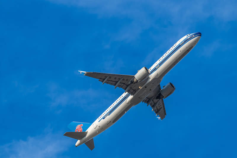 蓝天白云下的飞机图片