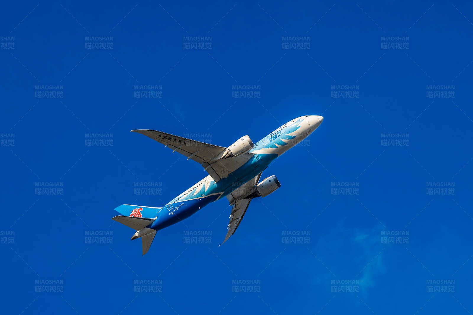 蓝天上的飞机图片