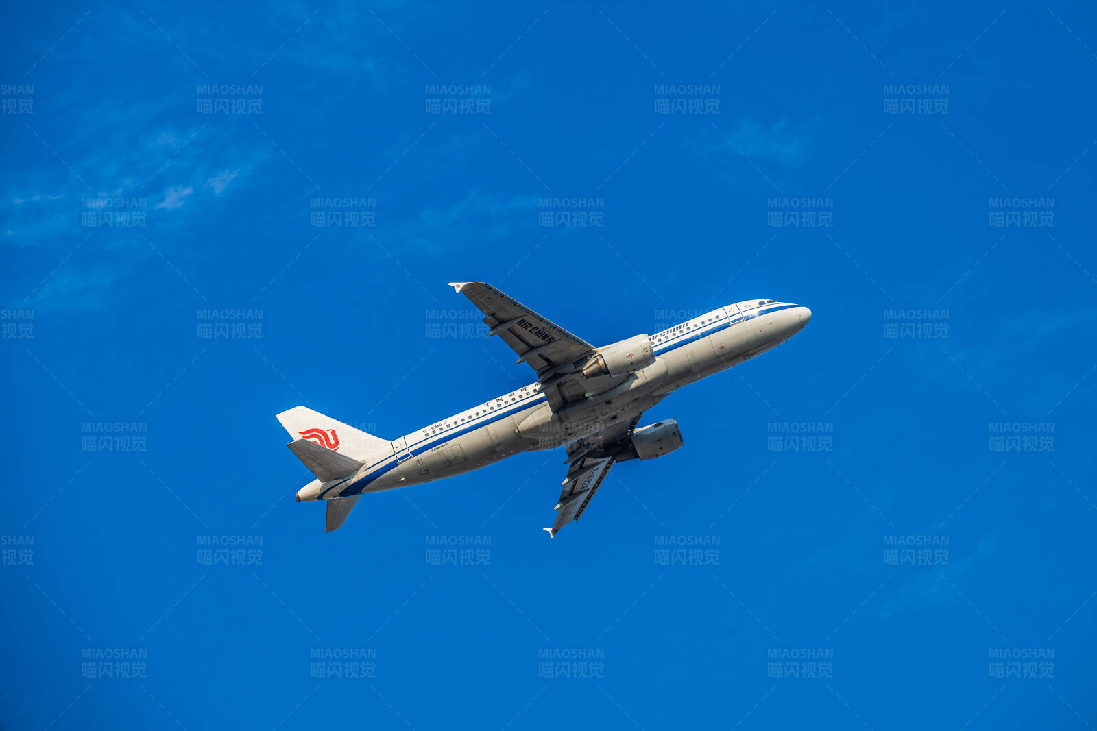 蓝天下的客机图片