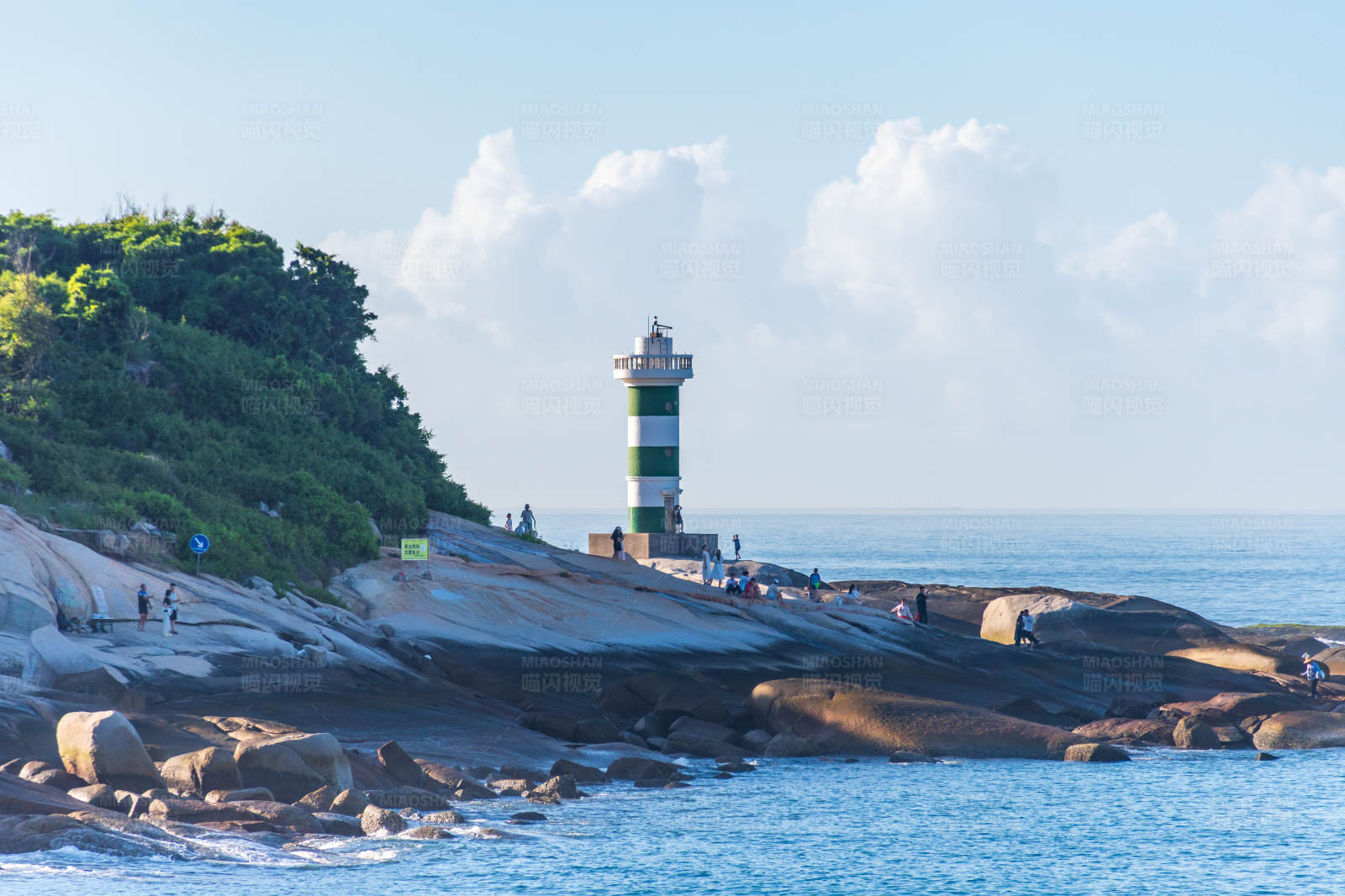 东山岛海边灯塔与岩石图片