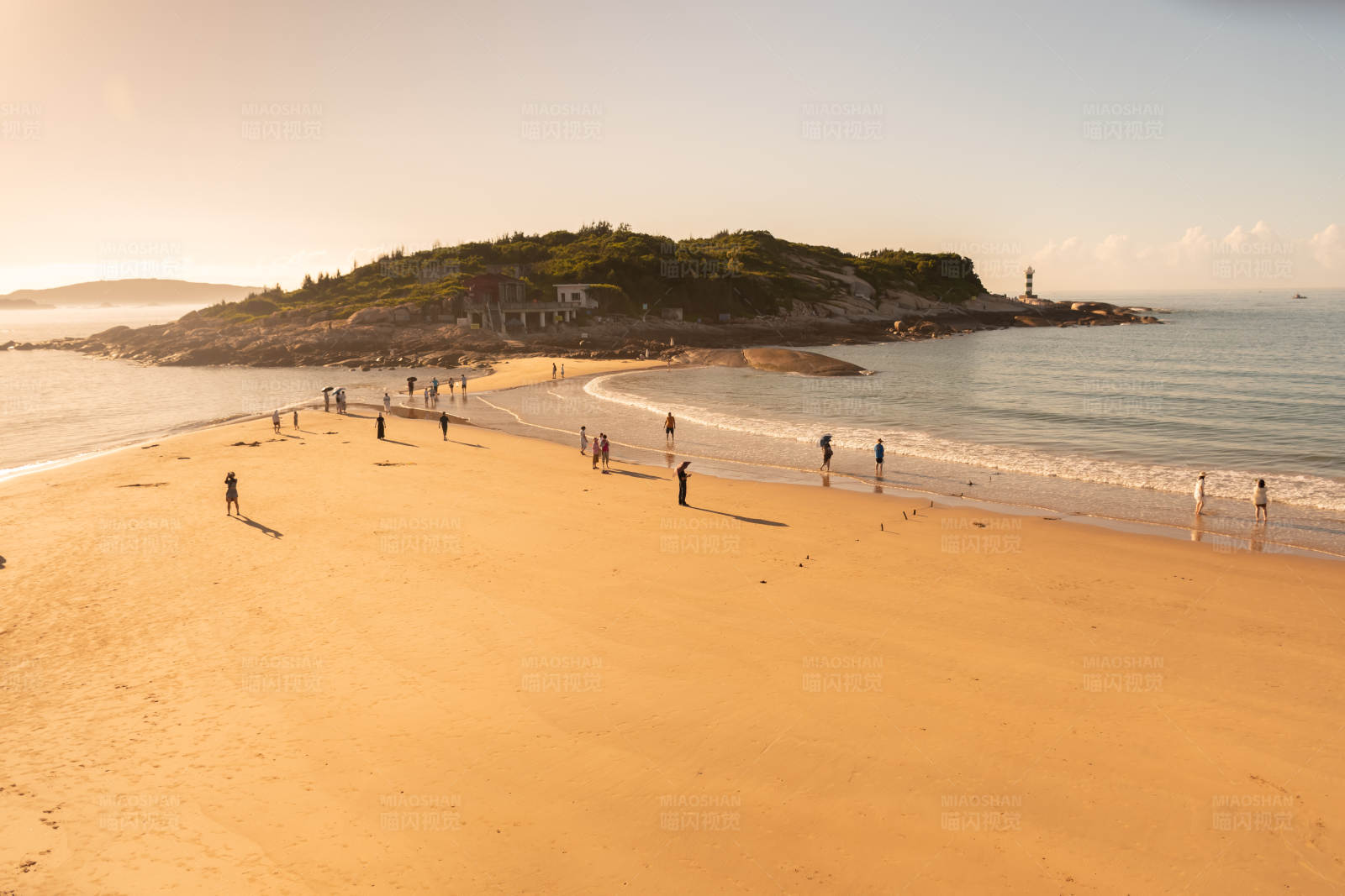 东山岛夕阳下的海滩与人群图片