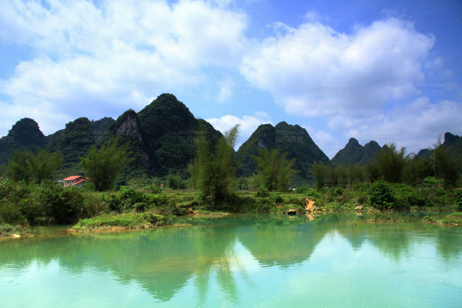 中越边境青山绿水映蓝天图片