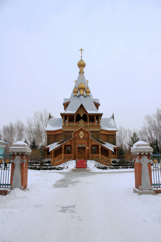 冬日雪中的木制教堂图片