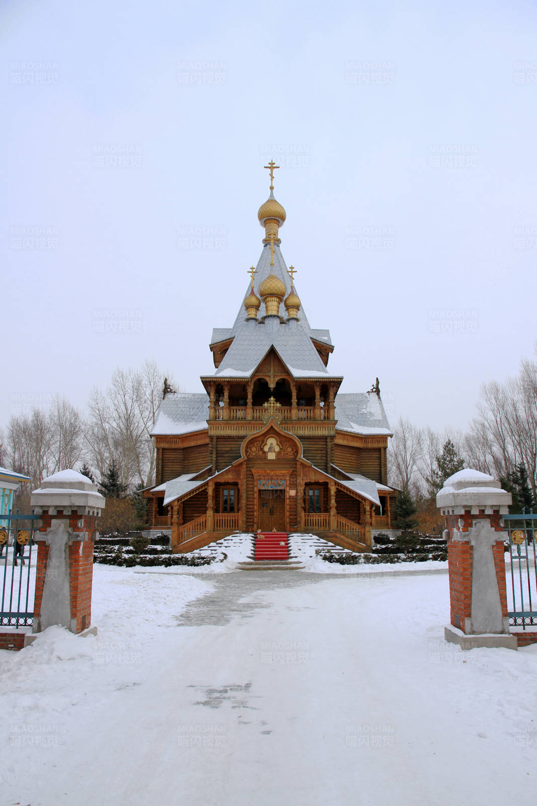 冬日雪中的木制教堂图片