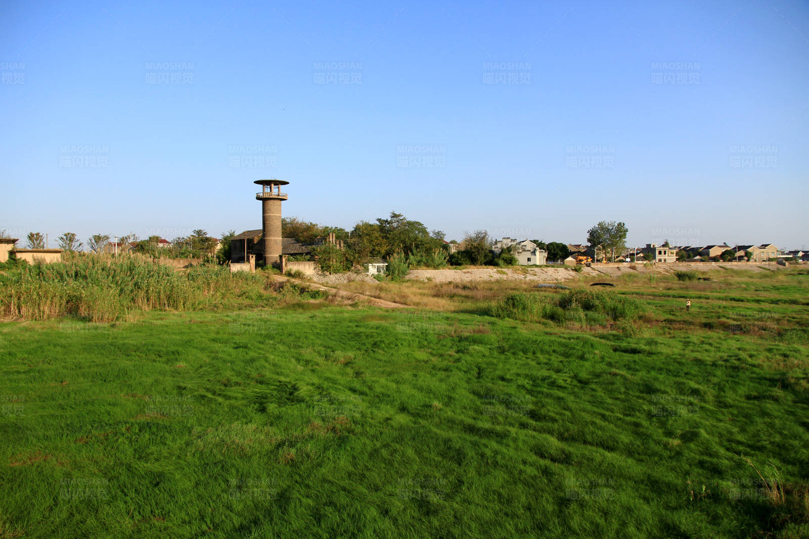田野上的瞭望塔图片
