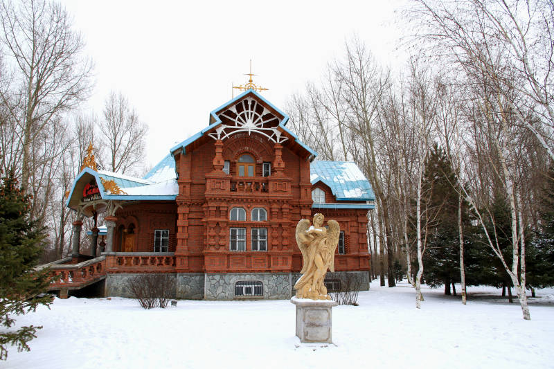 冬日雪景中的木屋图片