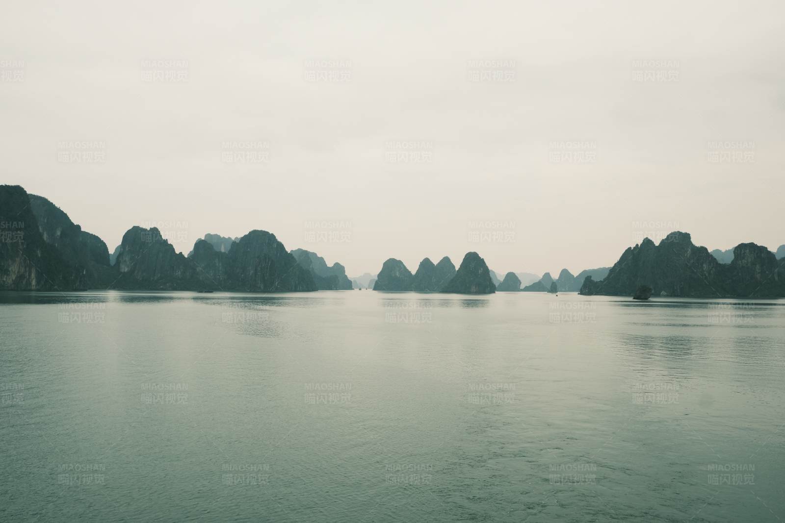 海天一色 群山环绕图片