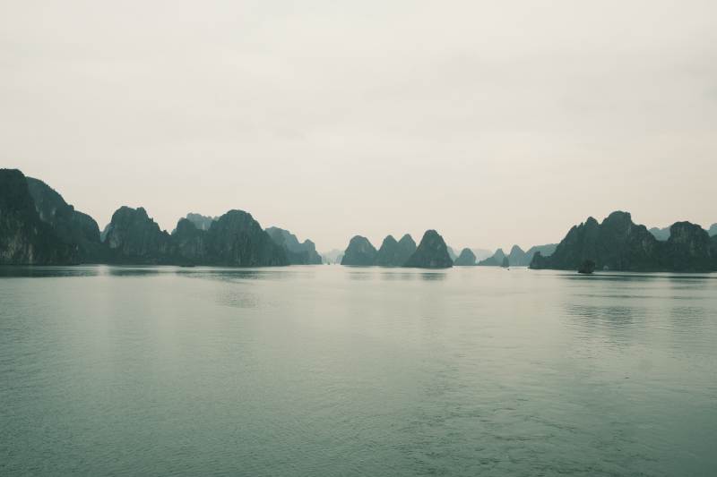 海天一色 群山环绕图片