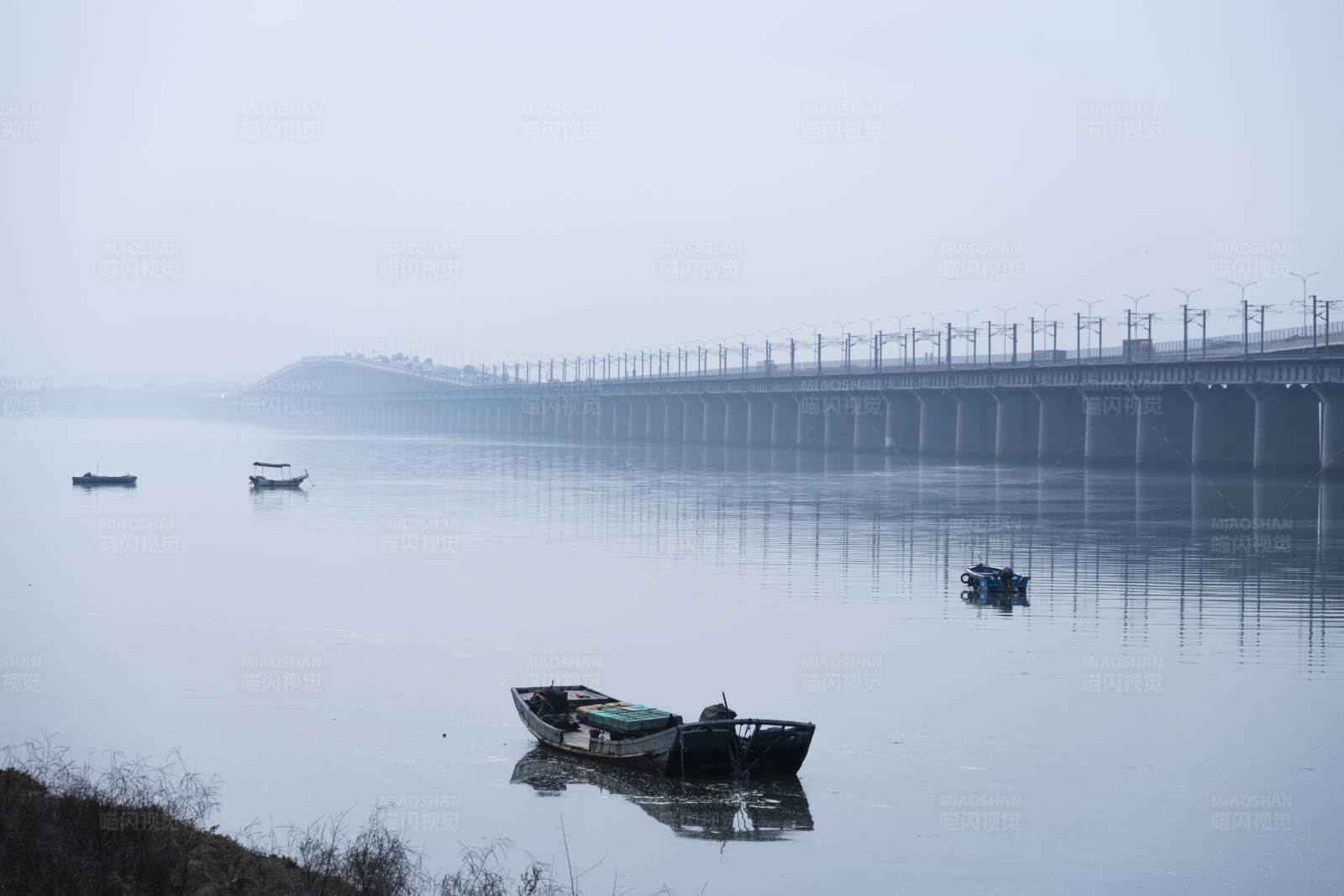 雾中江桥与孤舟图片