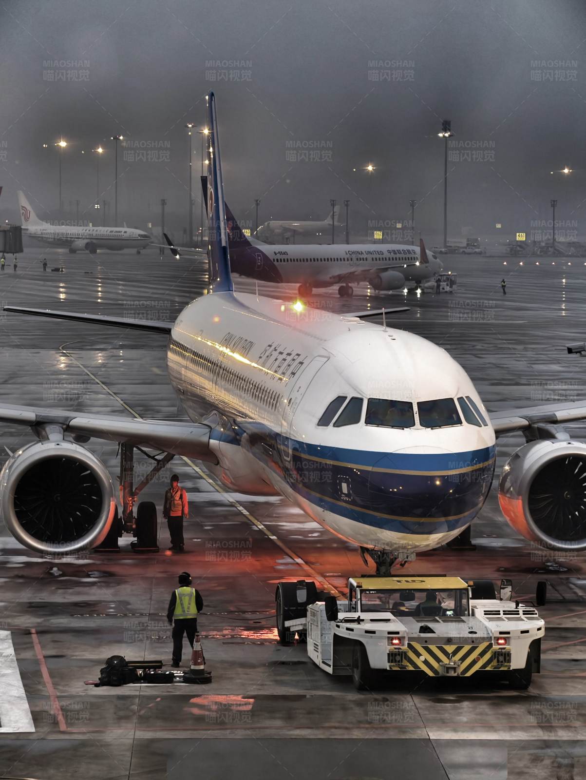 雨夜机场的繁忙景象图片