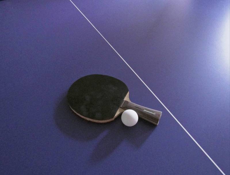 乒乓球拍与球图片