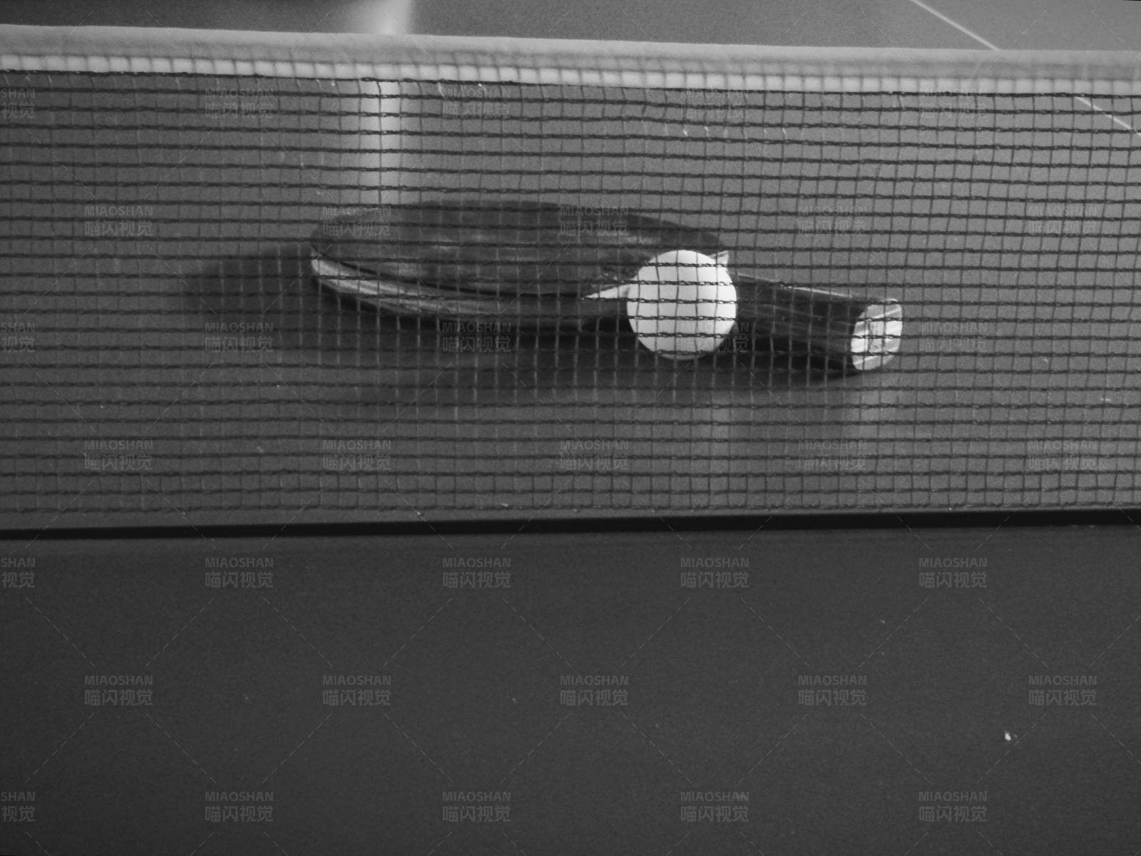 乒乓球拍与球网图片