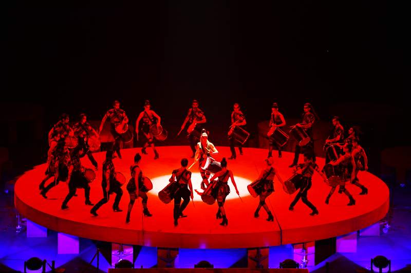 舞台上的热情舞蹈表演图片