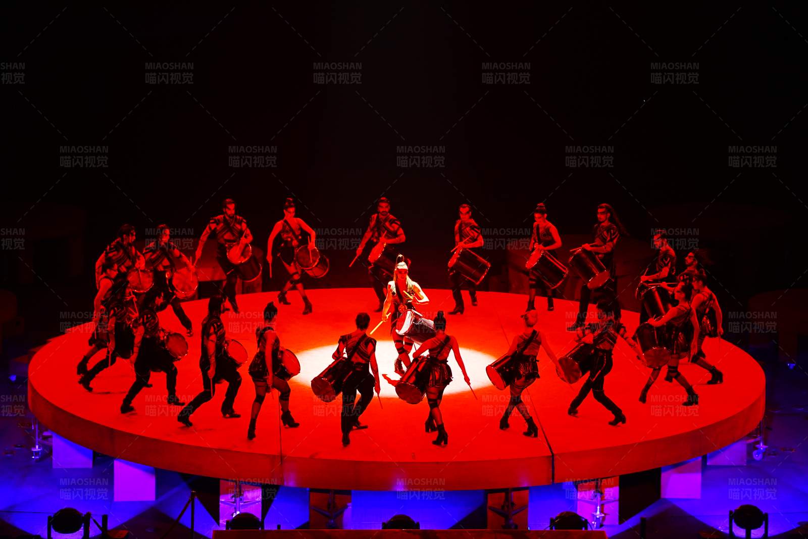 舞台上的热情舞蹈表演图片