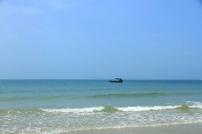 涠洲岛海上孤舟图片