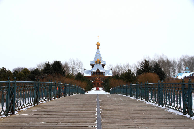 通向教堂的桥图片