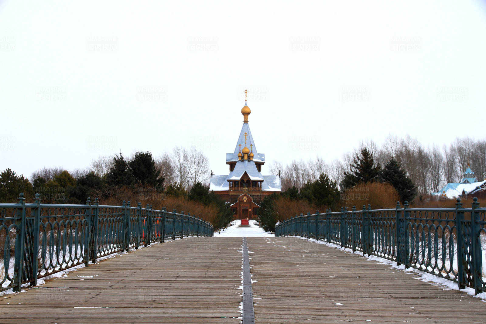 通向教堂的桥图片