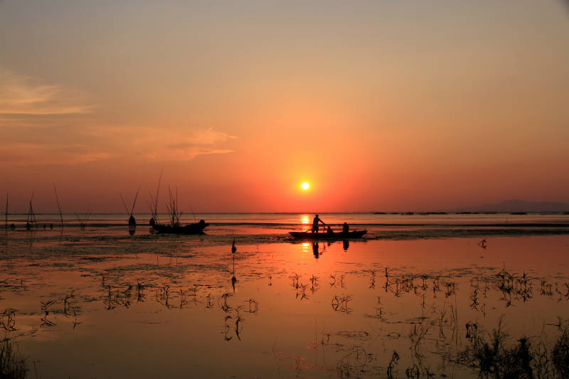 夕阳下的石臼湖渔舟图片