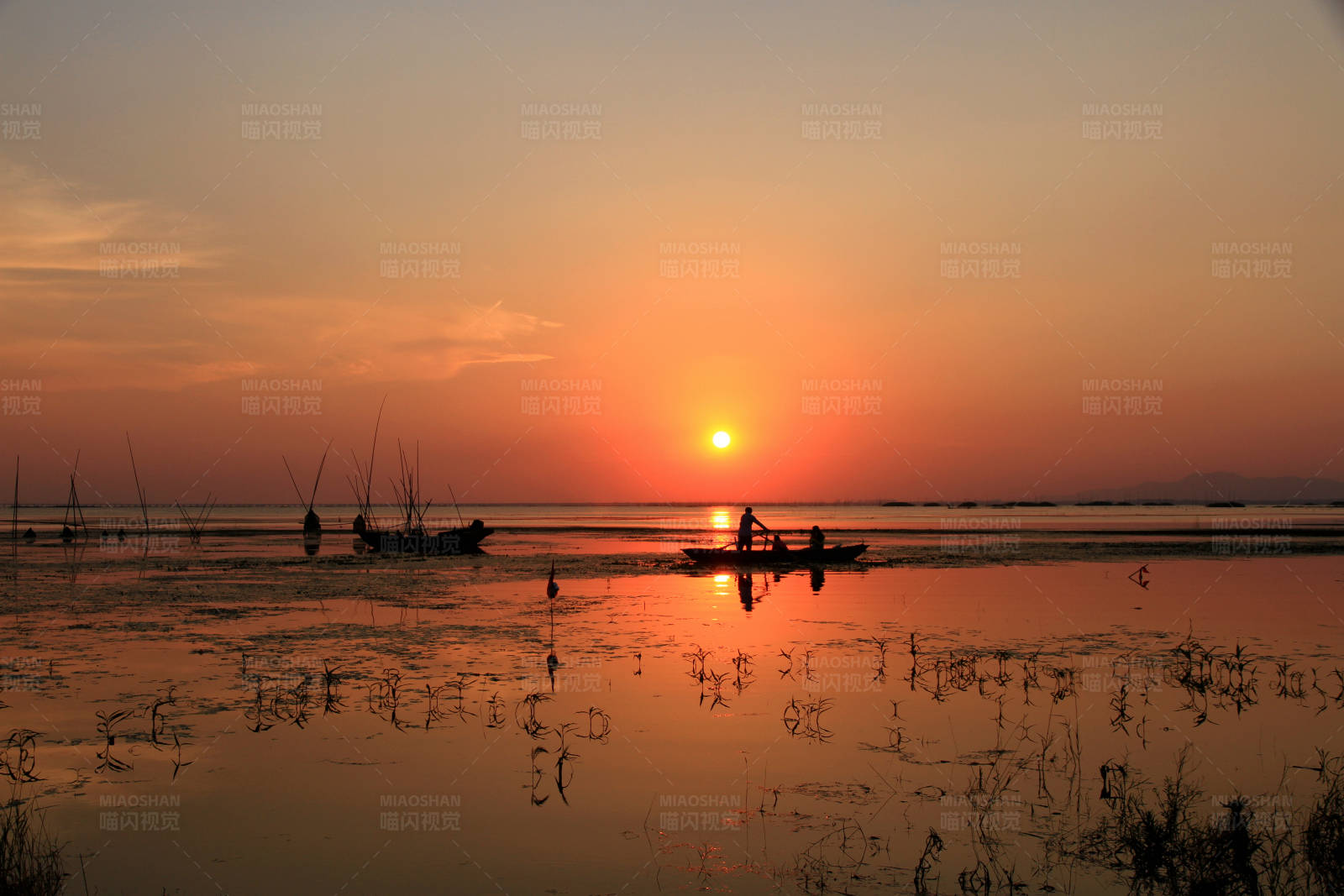 夕阳下的石臼湖渔舟图片
