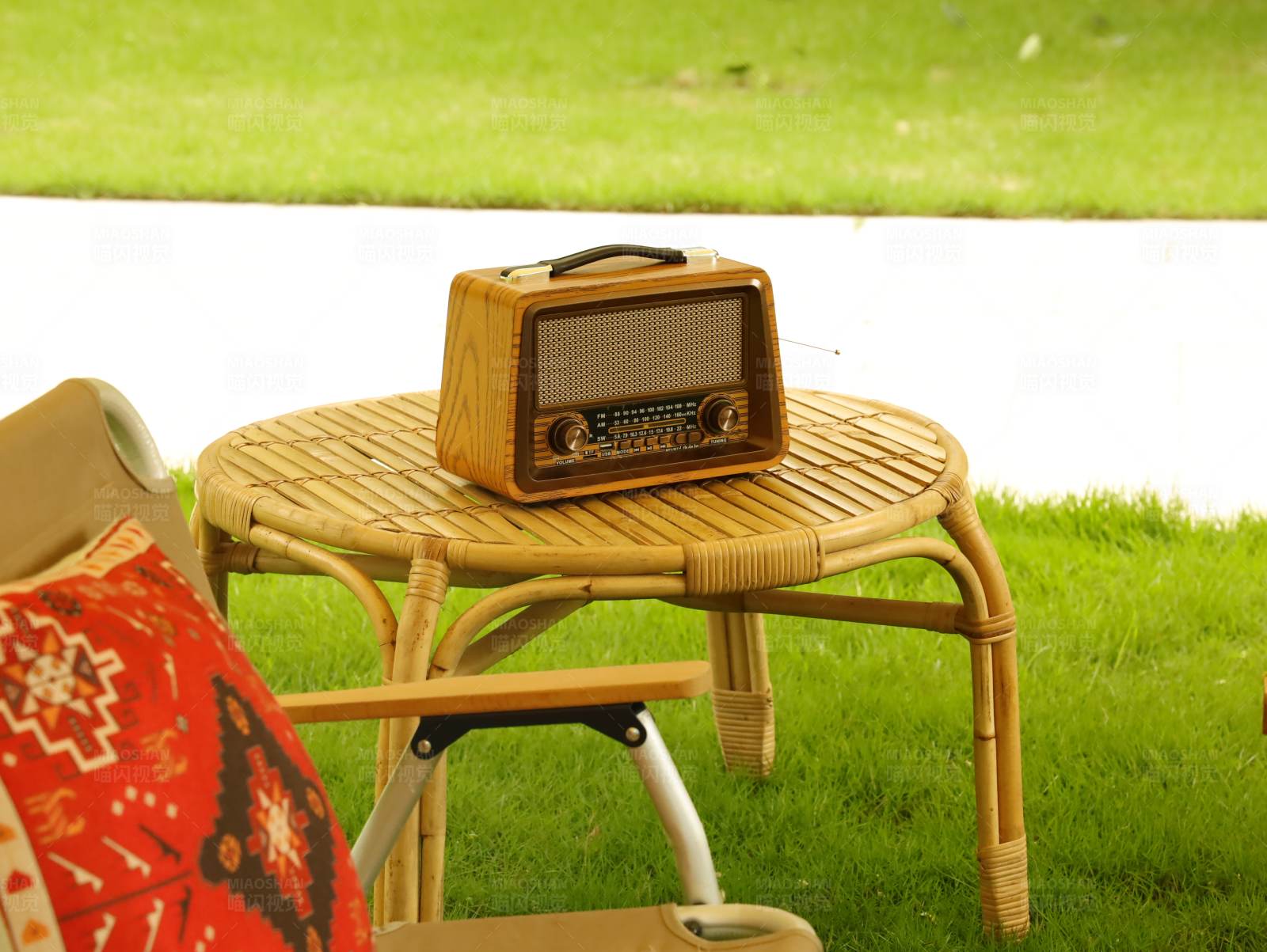 复古收音机与藤椅图片