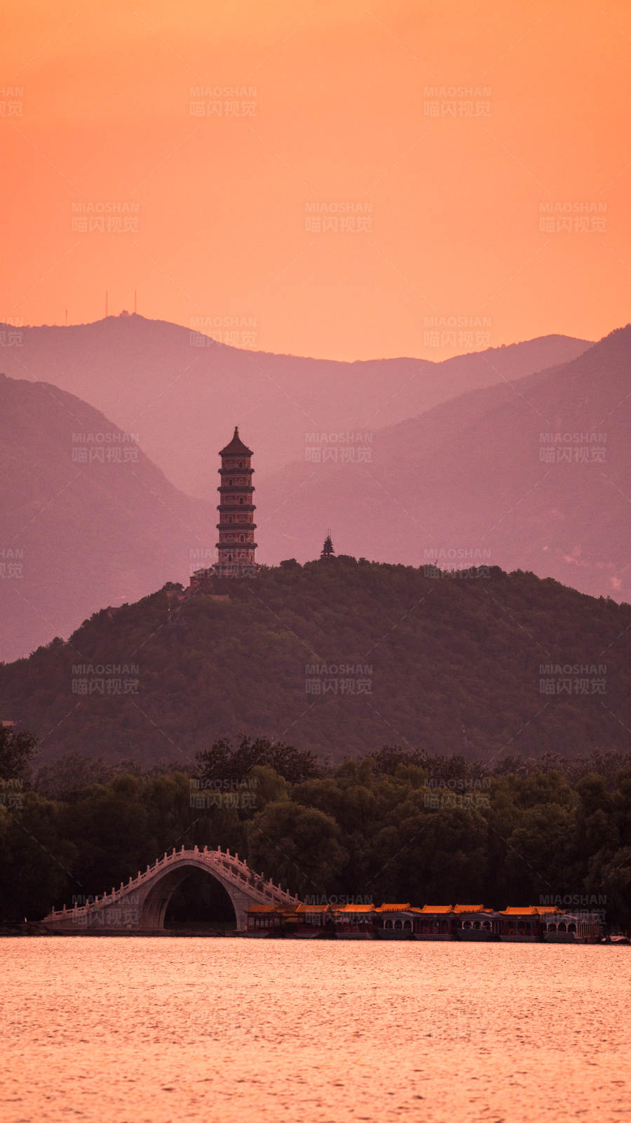 夕阳下的山塔与湖桥图片