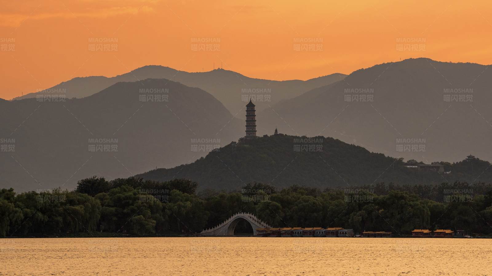 颐和园夕阳下的湖光塔影图片