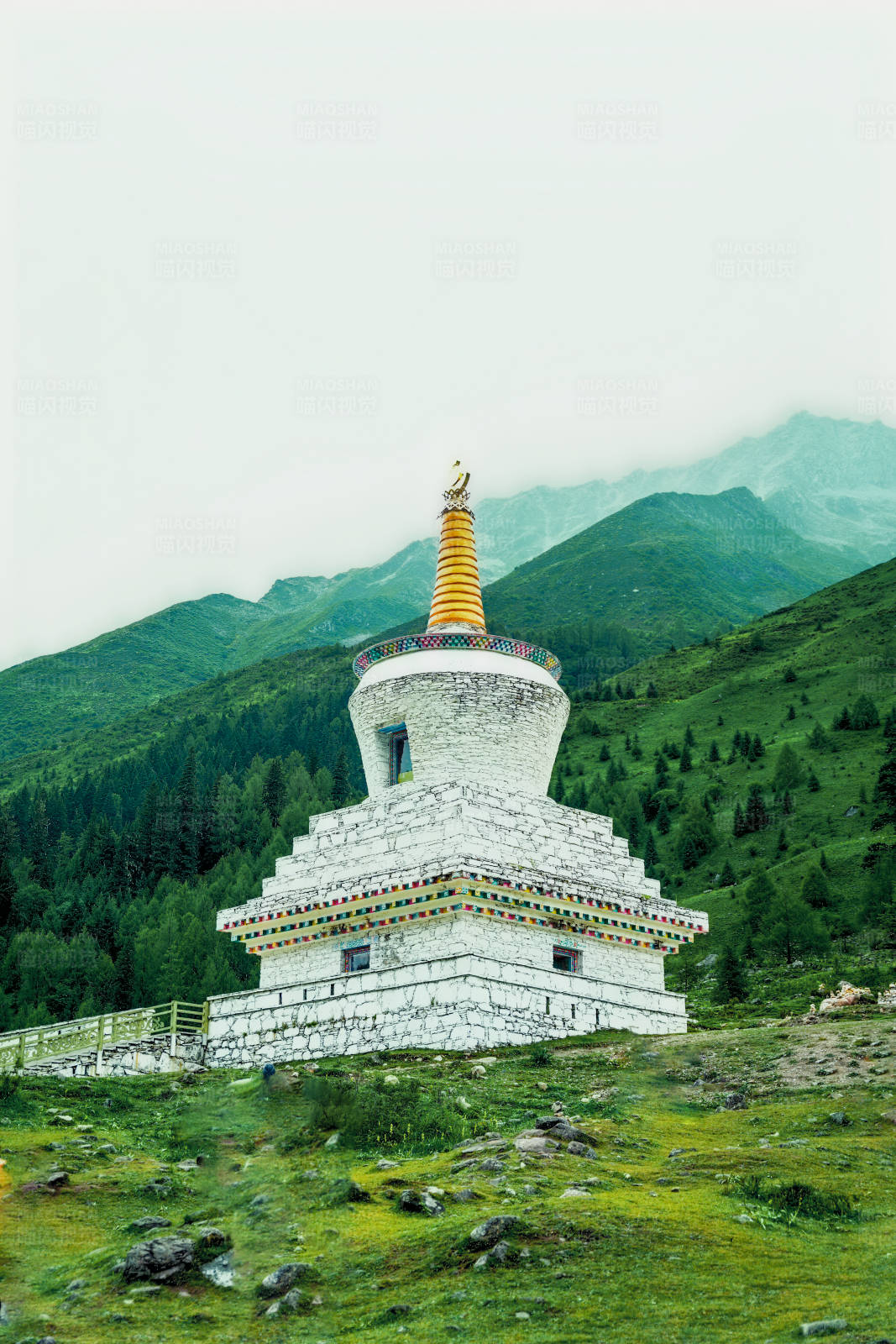 四姑娘山藏地圣洁白塔图片