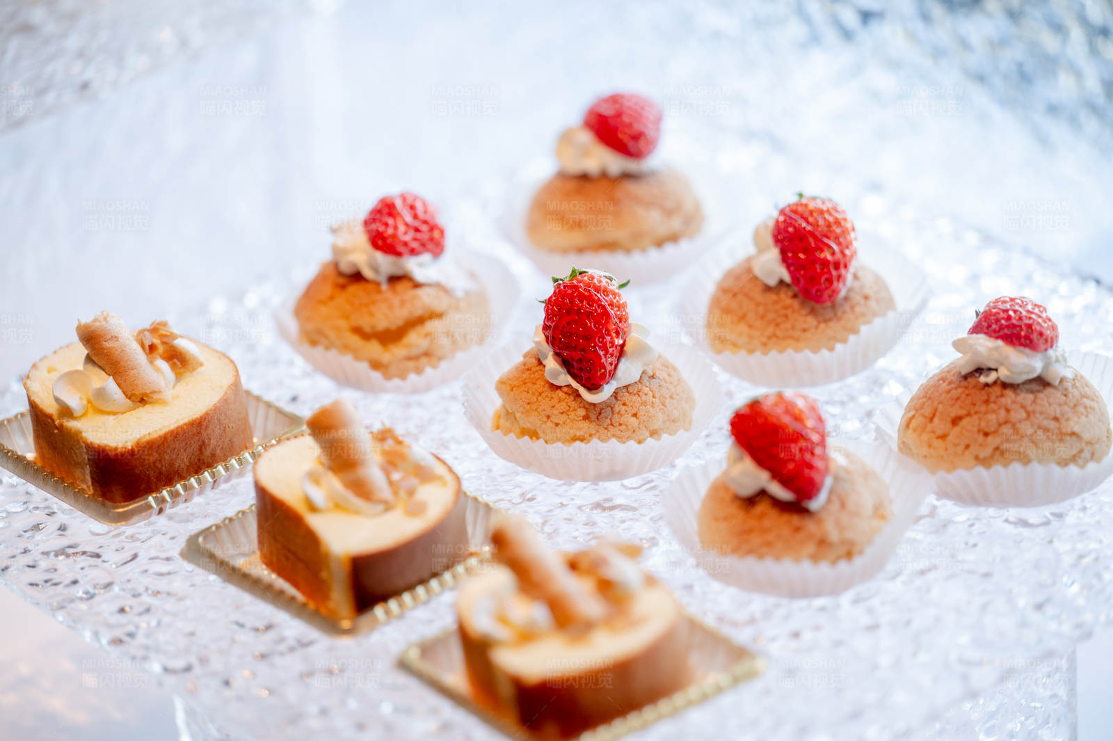 草莓甜点拼盘图片