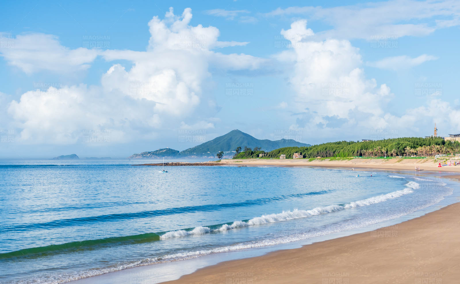 宁静海滩与蓝天白云图片