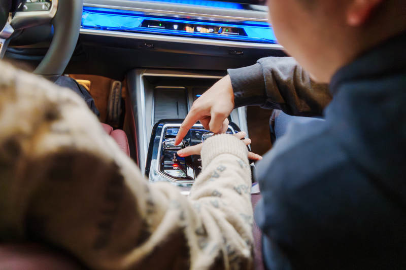 车内触屏操作图片