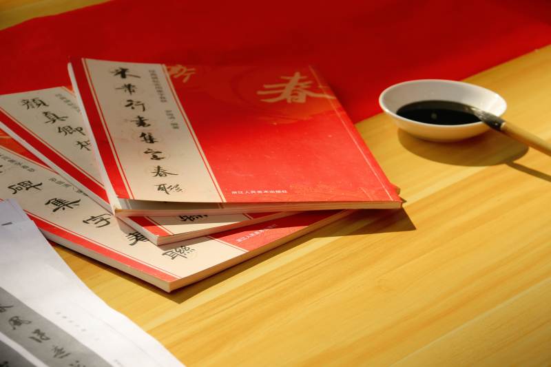 桌上的书籍和茶杯图片