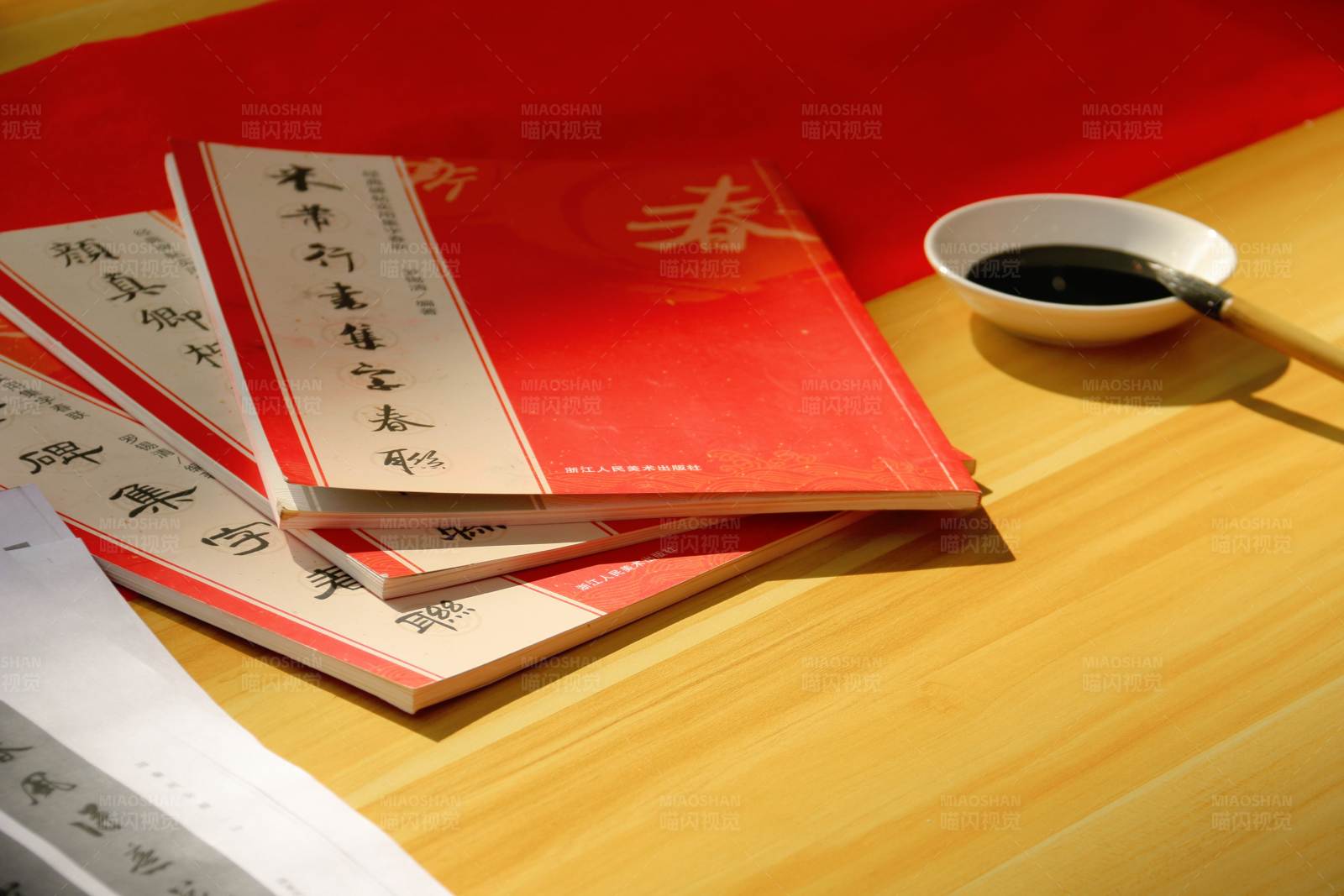 桌上的书籍和茶杯图片