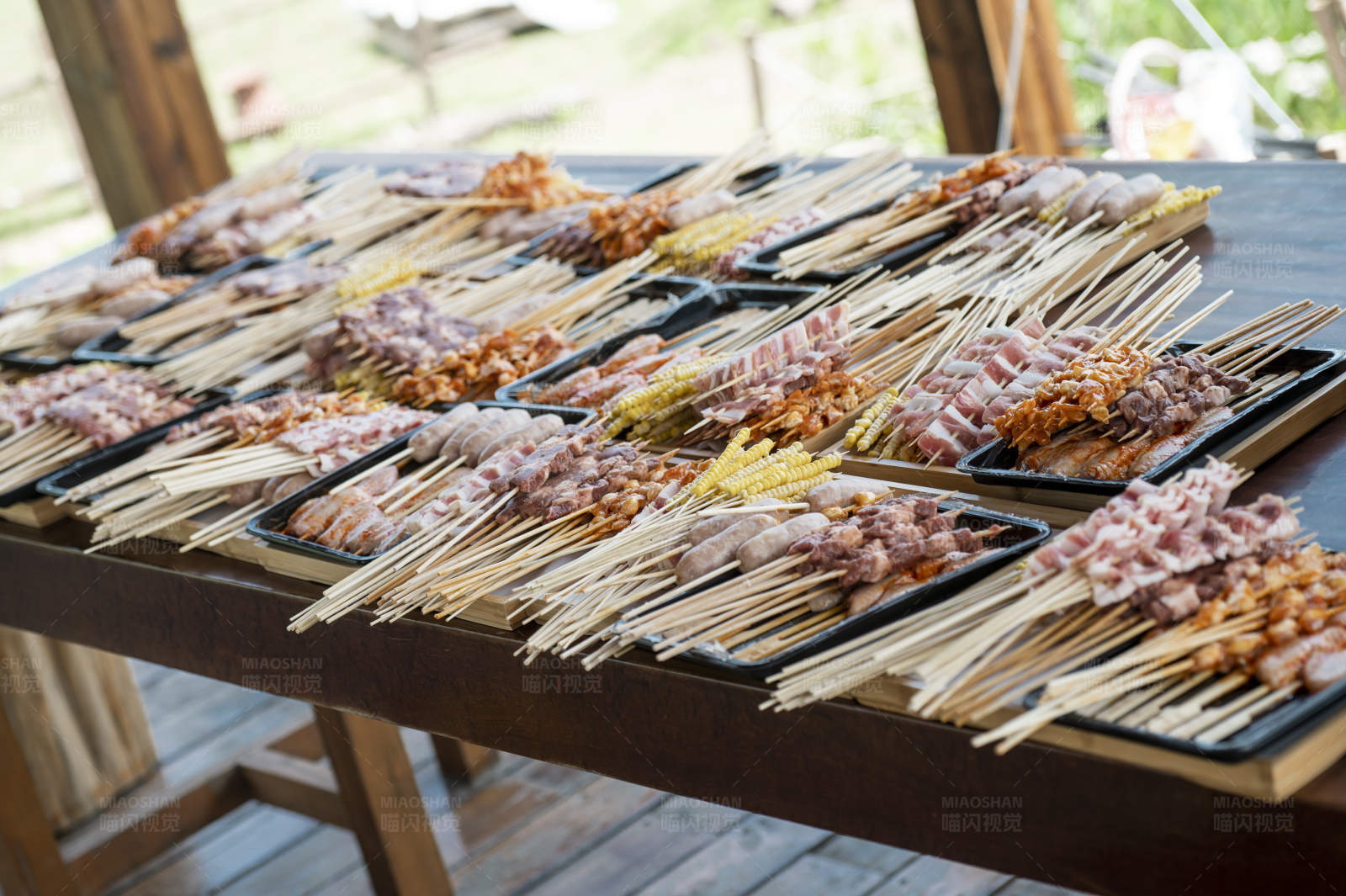 烧烤串准备中图片