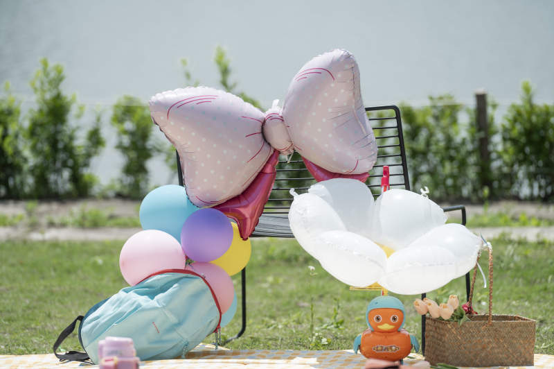 公园长椅上的彩色气球图片