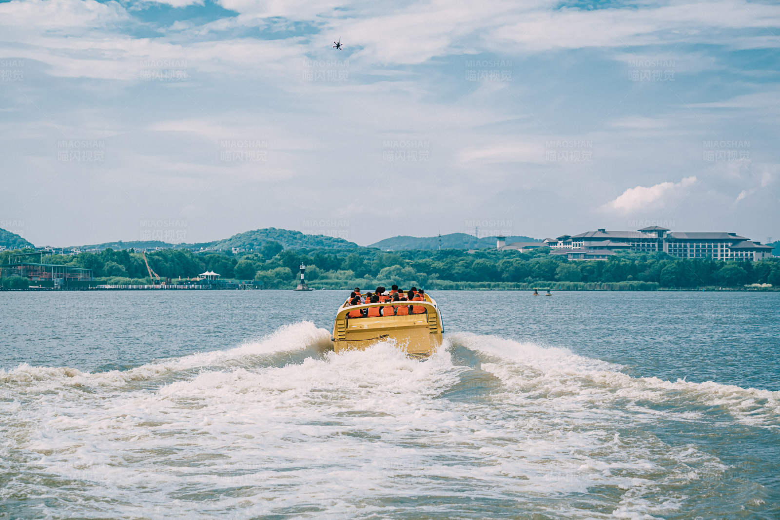 湖上游船图片