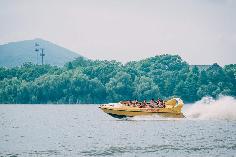 湖上疾驰的快艇图片