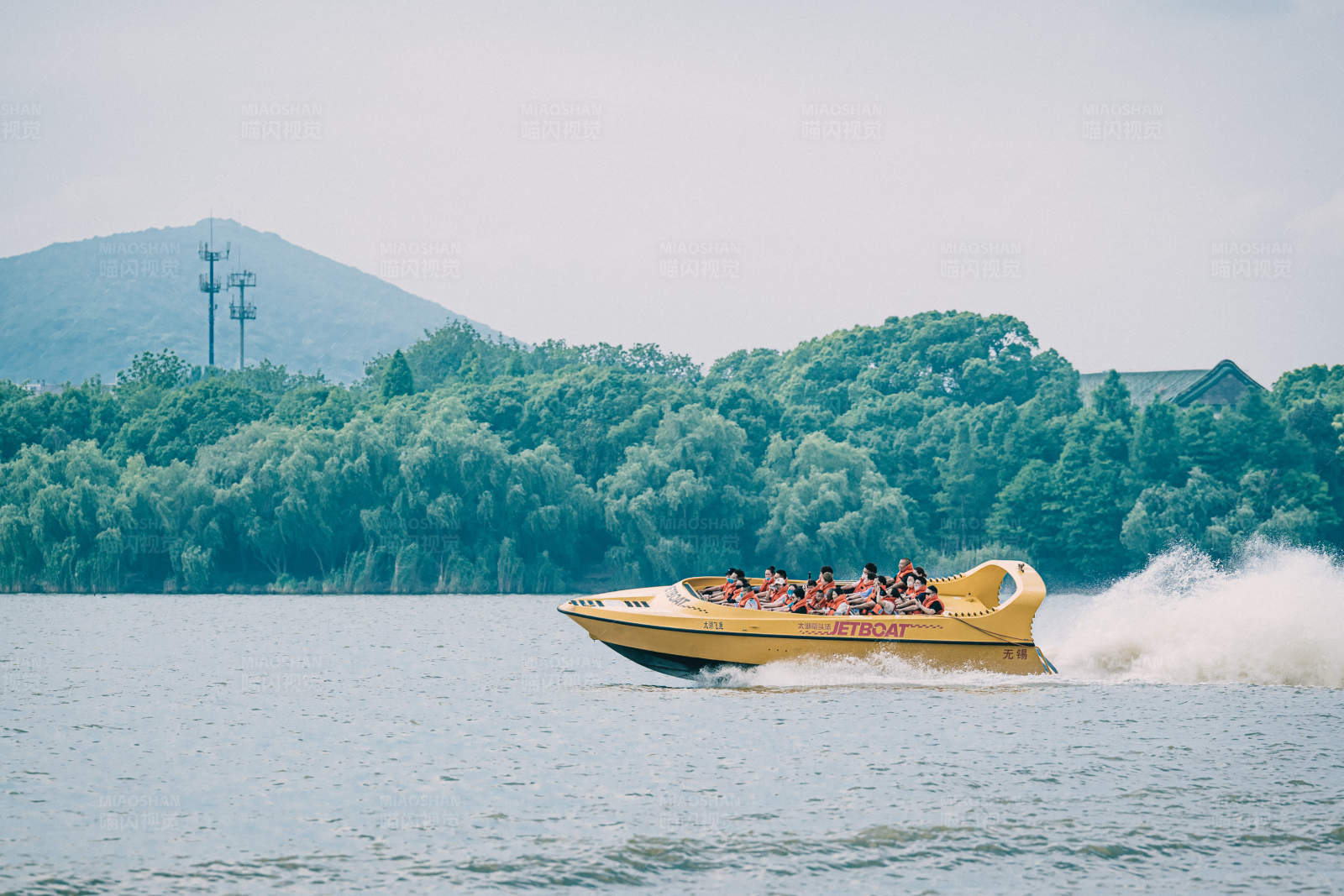 湖上疾驰的快艇图片