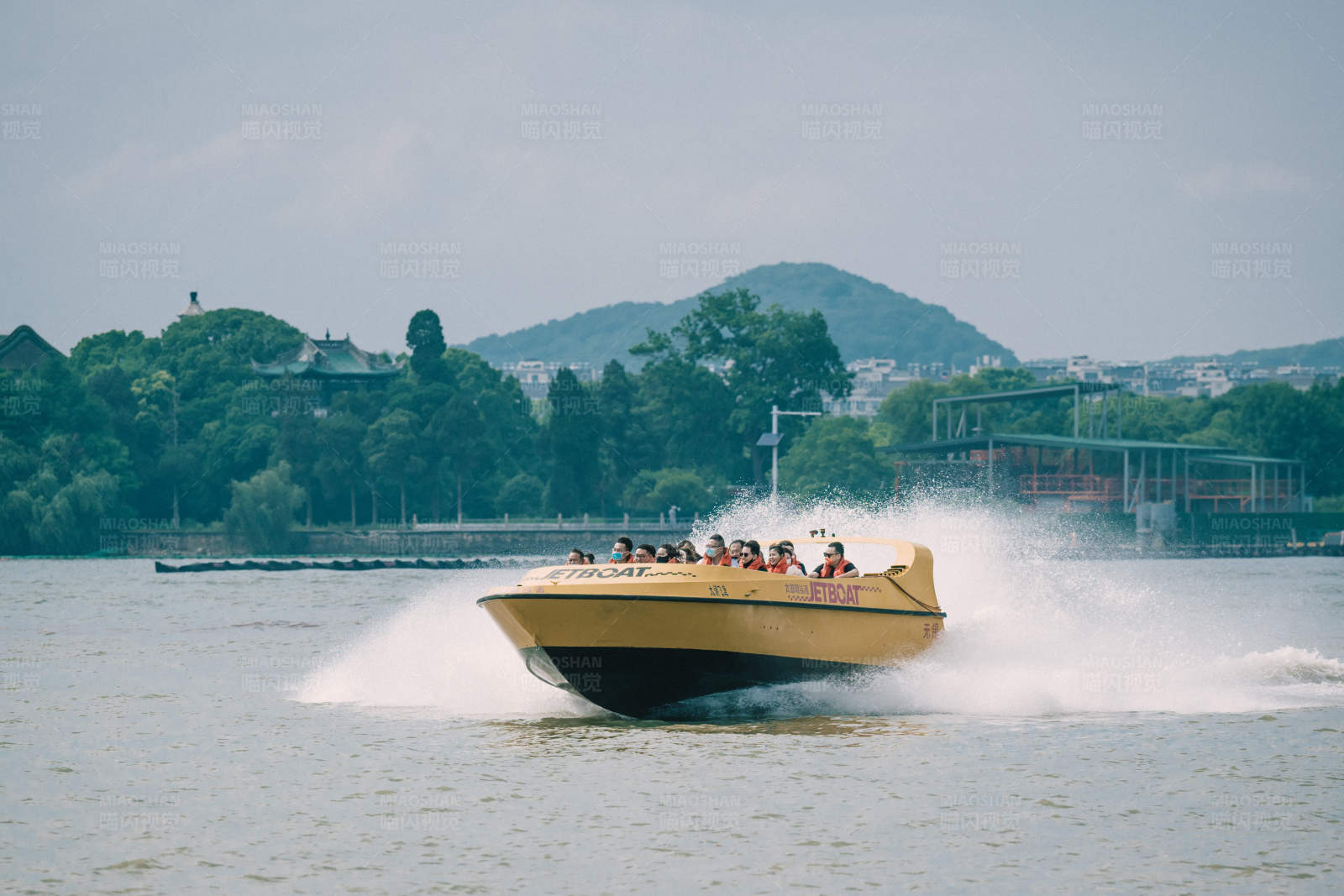 疾驰的水上快艇图片