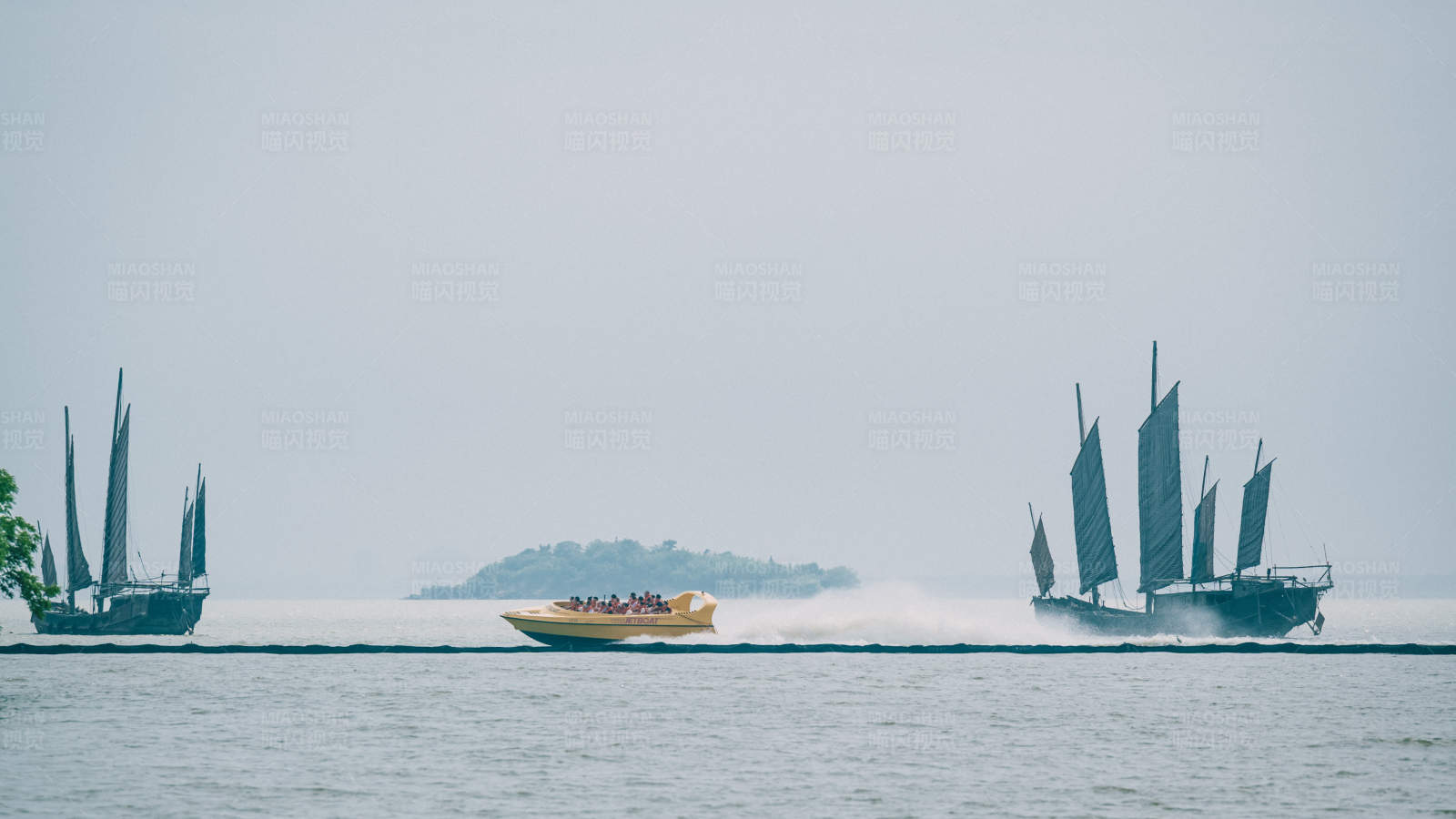 帆船竞速 快艇穿梭图片