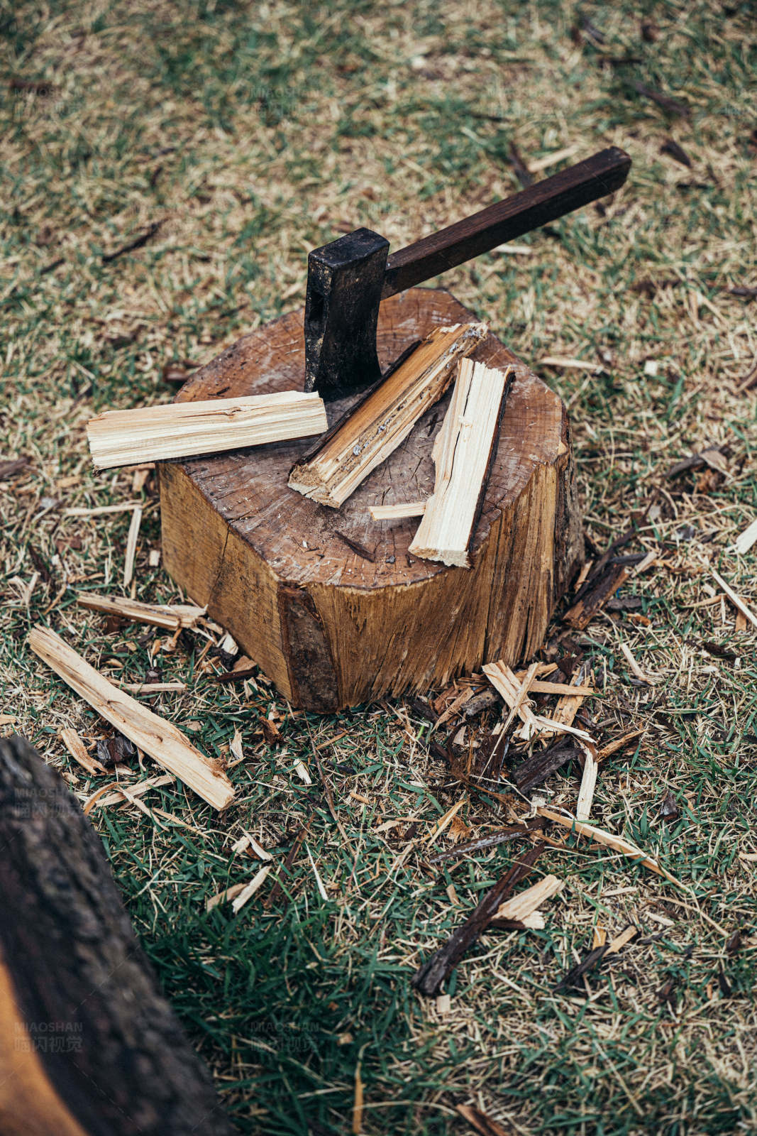 伐木斧与木块图片