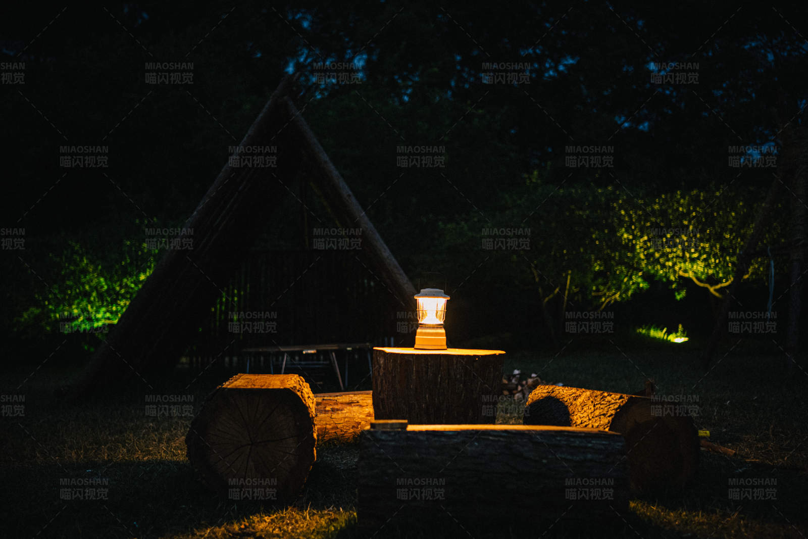 夜幕下的露营灯火图片