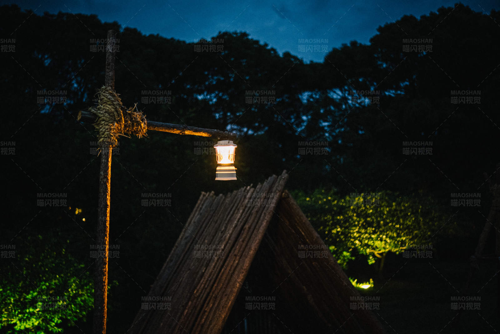 夜幕下的古朴灯笼图片