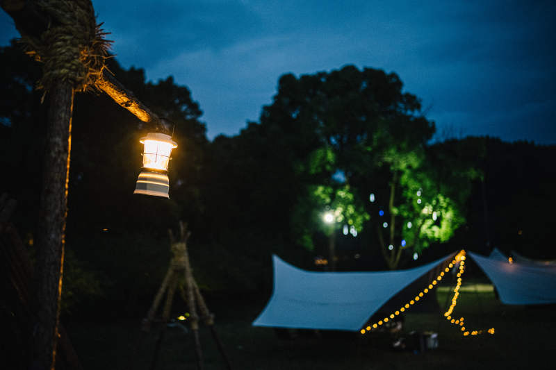 夜幕下的露营灯图片